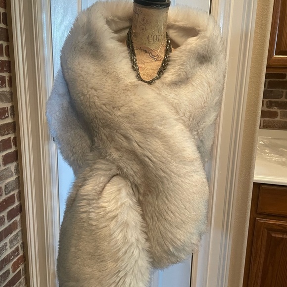 Accessories - Luxurious Faux Fur Wrap